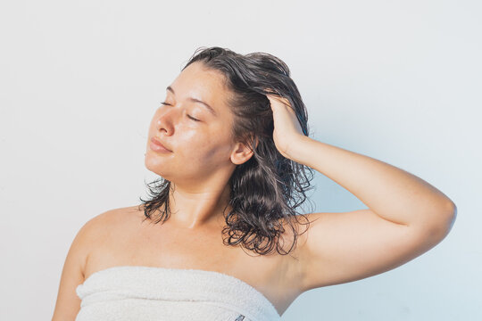 Mujer saliendo de la ducha toc&aacute;ndose el cabello