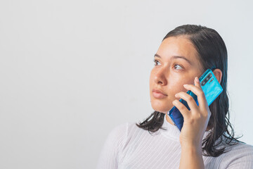 Mujer al teléfono mirando a un costado