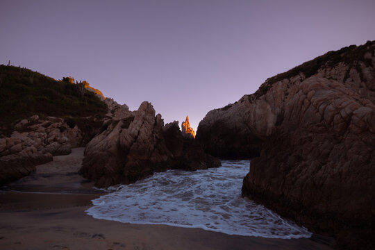 Maruata, dedo de Dios. God's finger. Beach, sunset.