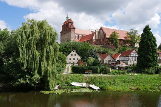 Blick vom Stadtgraben auf den Havelberger Dom in Havelberg in Sachsen-Anhalt