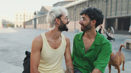 Obraz premium Two men tourist couple chatting while sitting on street