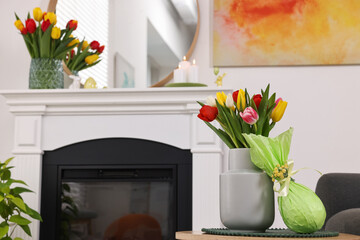 Obraz premium Easter decorations. Bouquet of tulips in vase and gift on table at home