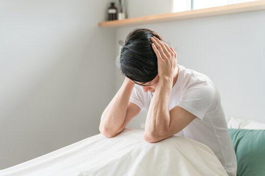 幻聴・耳鳴りが聞こえるパニック障害・聴覚過敏・精神疾患・不眠症・睡眠障害の男性
