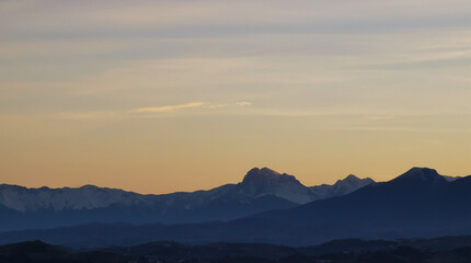 Montagne al tramonto in controluce