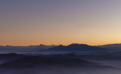 Le valli sotto alle montagne al tramonto come laghi di nebbia - obrazy, fototapety, plakaty