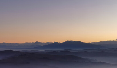 Le valli sotto alle montagne al tramonto come laghi di nebbia