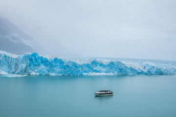 Tourist boat in front of Perito Moreno glacier - 774519384