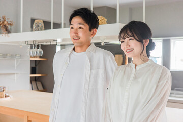 家で結婚生活を楽しむ夫婦・カップル・ディンクス・恋人・新婚
