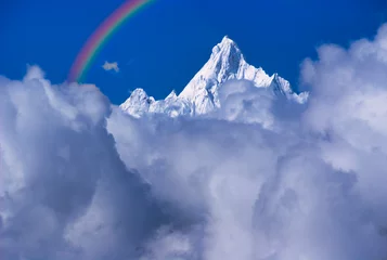 Fotobehang 梅里雪山の急峻な霊峰にかかる虹 © san724