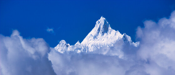梅里雪山の急峻な霊峰