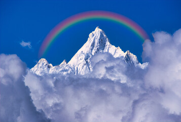梅里雪山の急峻な霊峰にかかる虹 - obrazy, fototapety, plakaty