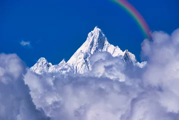 Foto op Plexiglas 梅里雪山の急峻な霊峰にかかる虹 © san724
