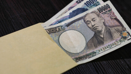 封筒に入れた一万円札と千円