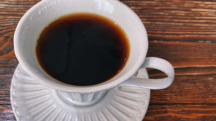 白いマグカップに入れたコーヒー