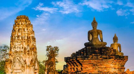Sukhothai Buddhas and temples at sunset with dramatic sky in Sukhothai historical park, Thailand - obrazy, fototapety, plakaty