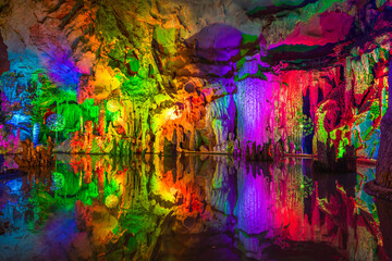 Obraz na płótnie Canvas Underground lake in Silver Caves in Guilin, China.