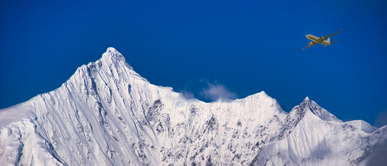 梅里雪山の急峻な霊峰に飛行機合成