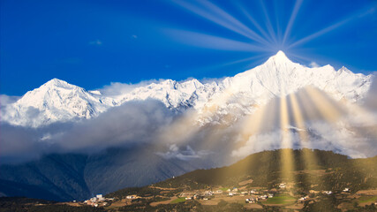 梅里雪山の急峻な霊峰に太陽光線合成