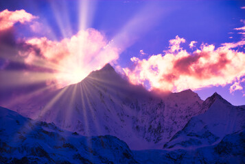 梅里雪山の急峻な霊峰に差し込む太陽光線