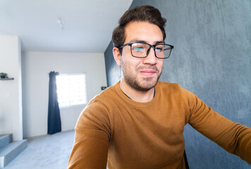 Hombre apuesto con gafas en su hogar. 