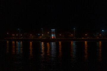 Fototapeta na wymiar Faro en puerto Puntarenas de noche