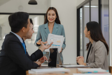 A group of employees is working together on a very important company project that an important customer has hired to work on, Exchange work information with colleagues
