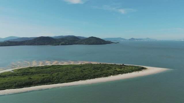 Description: Pontal, nestled alongside Daniela Beach, emerges as a magical destination with the stunning backdrop of Florianopolis' majestic mountains.