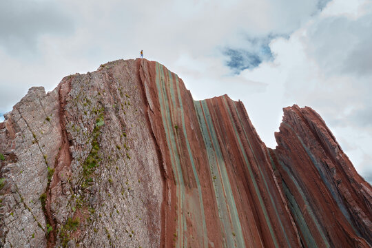 Mount Pallay Punchu or Apu Tacllo, located over 194 kilometers from the city of Cusco, on a summit at an elevation of 4,791 meters above sea level, it is a large mountain formation dyed in various ton