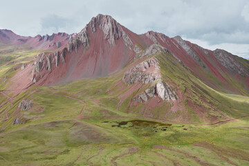 close to Mount Pallay Punchu is a large mountain formation dyed in various tones as a result of the complex combination of minerals. The slopes and summit stand out in several colors.