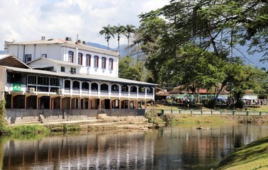edificio colonial às margens do rio Nhundiaquara, cidade de Morretes, aos pés da Serra do Mar do estado do Paraná, Brasil