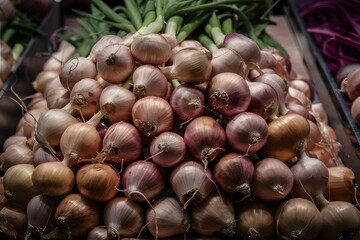 Obraz premium Subject Fresh bunch of shallots, culinary ingredient in market display