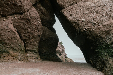 Fente entre deux haut rocher érodés lors d'une journée d'été