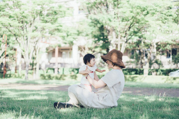 芝生で遊ぶ赤ちゃんとお母さん