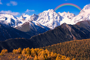 雲南省の白ぼう雪山の美しい秋景色