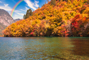 世界遺産・九寨溝の美しい秋景色