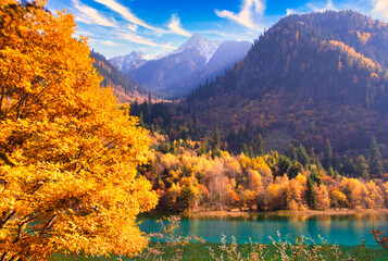 世界遺産・九寨溝の美しい秋景色