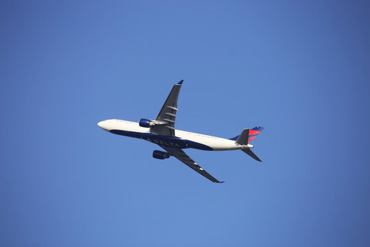 Ein Passagierflugzeug der US-amerikanischen Flugline „Delta“ startet am Flughafen Frankfurt