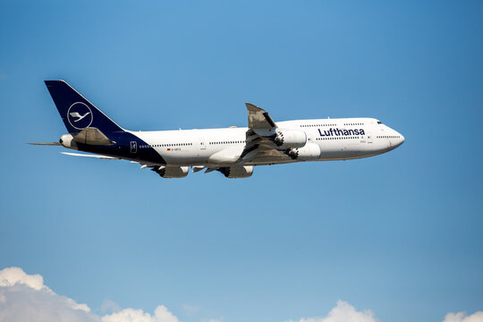 Ein Passagierflugzeug der Lufthansa startet am Flughafen Frankfurt