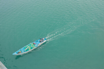 Naklejka premium Close up of a splashing boat on the ocean. Aerial view from Pamban bridge, Rameswaram