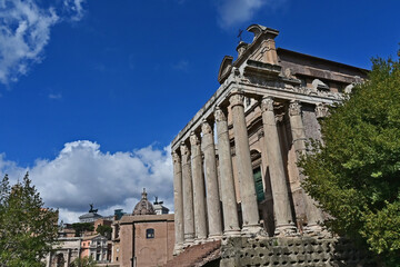 Roma, le antiche rovine dei Fori Imperiali ed il Tempio di Antonino e Faustina