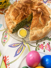 Torta Pasqualina tradizionale con ricotta e spinaci fatta in casa e uova di Pasqua sul tavolo...