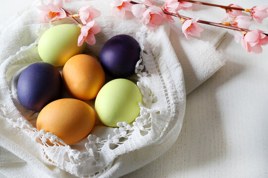 Uova colorate per Pasqua isolate su sfondo bianco. Uova di Pasqua. Concetto di vacanza di Pasqua. Copia spazio.