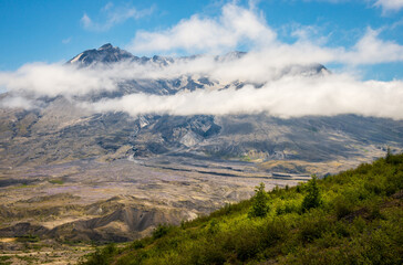 Fototapeta premium Cloudy Ethereal Peaks of Mount Saint Helens in Washington State