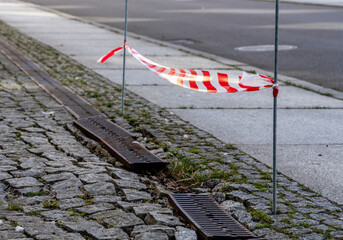 behelfsmäßige Absperrung neben einer Gefahrenstelle auf dem Gehweg am Auswärtigen Amt, Berlin, Deutschland - obrazy, fototapety, plakaty