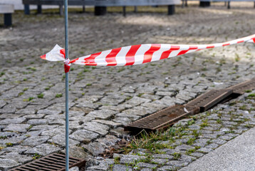 behelfsmäßige Absperrung neben einer Gefahrenstelle auf dem Gehweg am Auswärtigen Amt, Berlin, Deutschland - obrazy, fototapety, plakaty