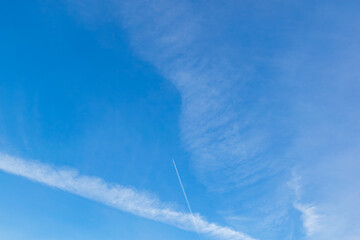 青空と飛行機雲