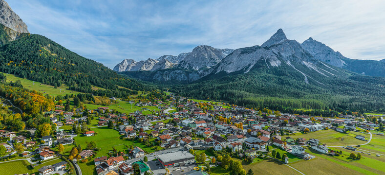 Ausblick &uuml;ber Ehrwald zur markanten Sonnenspitze in der Region Tiroler Ausserfern im Oktober