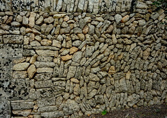 alte Mauer aus Feldsteinen
