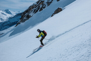 Fototapeta na wymiar Sci alpinista in discesa su neve fresca. Canton Grigioni, Svizzera
