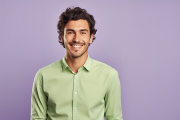 Obraz premium A man with a green shirt is smiling and looking at the camera